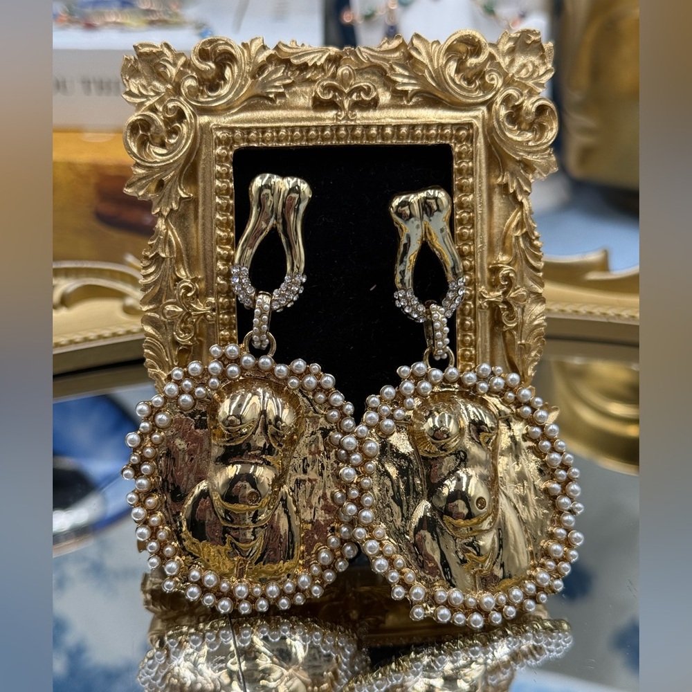 🆕 SCHIAPARELLI for V&A Museum 🧿 Busted Pearls, Hanging on by a Tooth Earrings